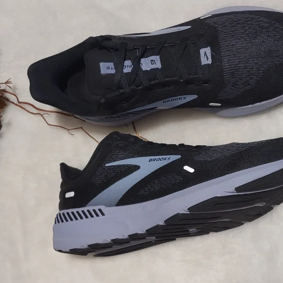 Brooks Black Running Shoes - Picture 1 of 6